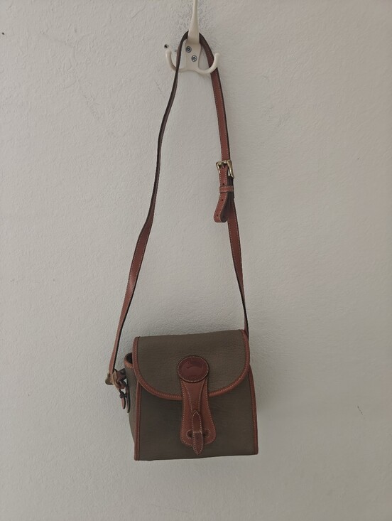 Dooney & Bourke Handbags - Vintage Dooney & Bourke Weather Leather Purse Crossbody Bag